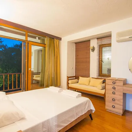 Damla Sogut Daily Weekly Marmaris