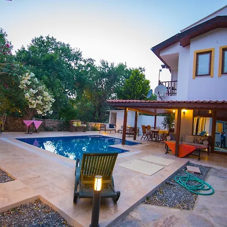 Damla Sogut Daily Weekly Villa