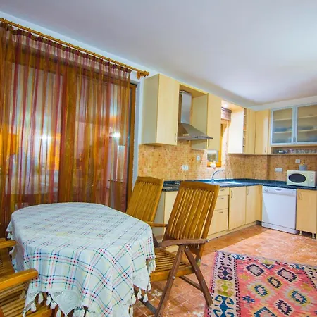 Damla Sogut Daily Weekly Villa